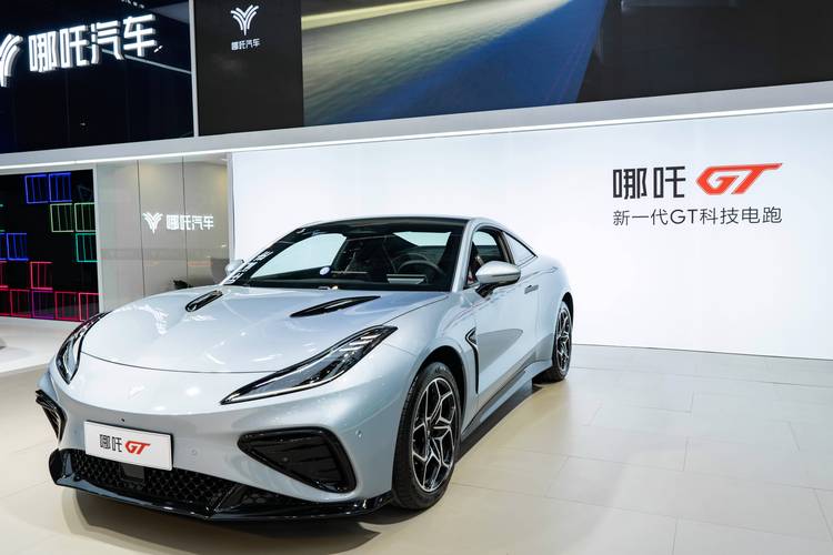 东莞188哪吒汽车在智能汽车领域的表现，领途汽车在新能源汽车市场中的影响力